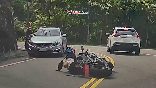 新北市平溪1日發生一起紅牌重機擦撞休旅車的意外事故，但網友一面倒為重機抱屈。（摘自WoWtchout -地圖型行車影像分享平台／張志康新北傳真）