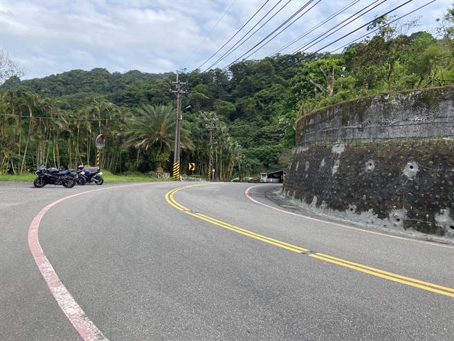 事發後新北市瑞芳分局趕到現場，調查事發原因，確認雙方沒有酒駕。（新北市警察局提供／張志康新北傳真）