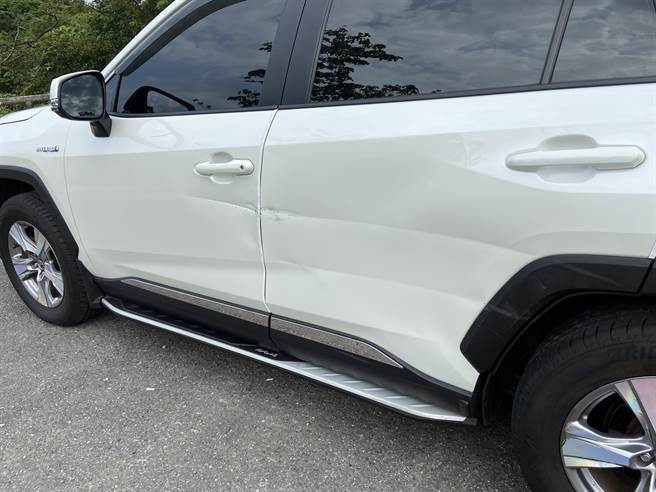 遭重機撞及的休旅車，車身左側出現深深的刮痕。（新北市警察局提供／張志康新北傳真）