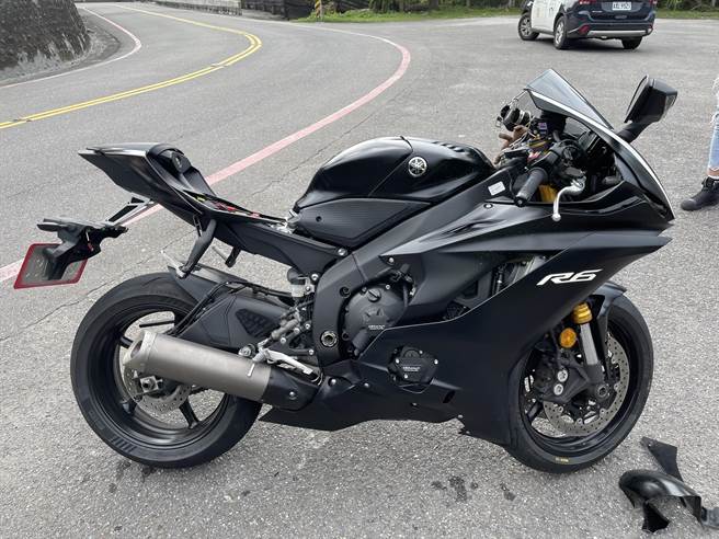 女騎士所騎乘的重機，機車龍頭已經變形。（新北市警察局提供／張志康新北傳真）