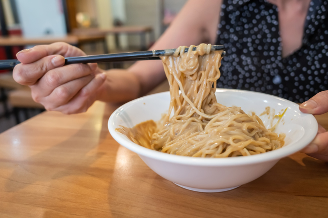 一名女网友表示，男友早餐都带她去吃肉燥饭和阳春麵，让她受不了。（图／示意图，达志影像）
