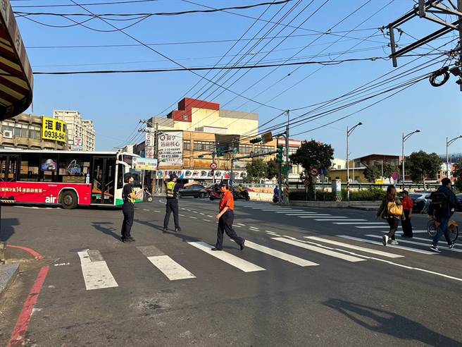桃园杨梅警方今日上街宣导交通安全注意事项。（翻摄照片／蔡明亘桃园传真）