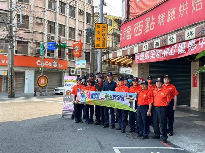 杨梅分局今日上午由分局长张仁杰带队，前往杨新路与大成路口、杨梅火车站附近宣导交通安全事项。（翻摄照片／蔡明亘桃园传真）