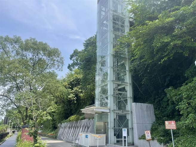 桃园市大溪景观电梯频繁故障，市府风管处表示因零件要从国外进口，预计5月中下旬修復完成。（吕筱蝉摄）