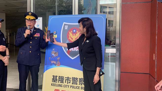 基隆市警察局长张树德（左）与副市长邱佩琳（右）共同体验电子巡逻箱，一秒就完成感应签到。（徐佑升摄）