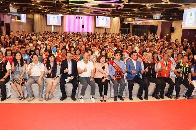 苗栗县庆祝五一劳动节，今天表扬165位各行各业表现卓越的模范劳工。（苗栗县政府提供／李京升苗栗传真）