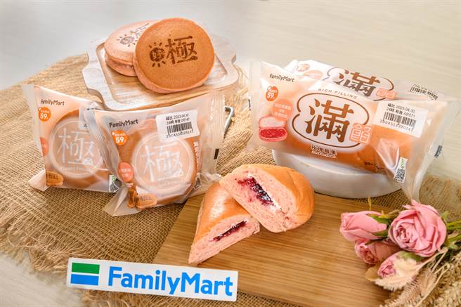 全家新推玫瑰莓果风味烘焙新品「玫瑰莓果满馅麵包」与「玫瑰美莓松饼」，入口可感受馥郁花香及酸甜滋味，售价均为39元。（全家提供）