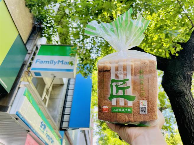 欢庆匠土司「新纤麦土司」获Monde Selection 2023世界食品品质评鑑大赏金奖，全家推出搭鲜乳坊桂芳鲜乳享129元合购优惠价。（全家提供）