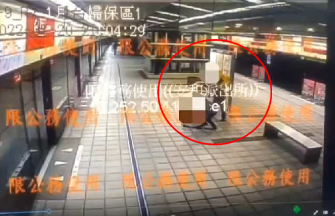 北捷淫男狂追女袭胸画面曝！她等车遭「扑倒月台抓奶」。(翻摄画面)