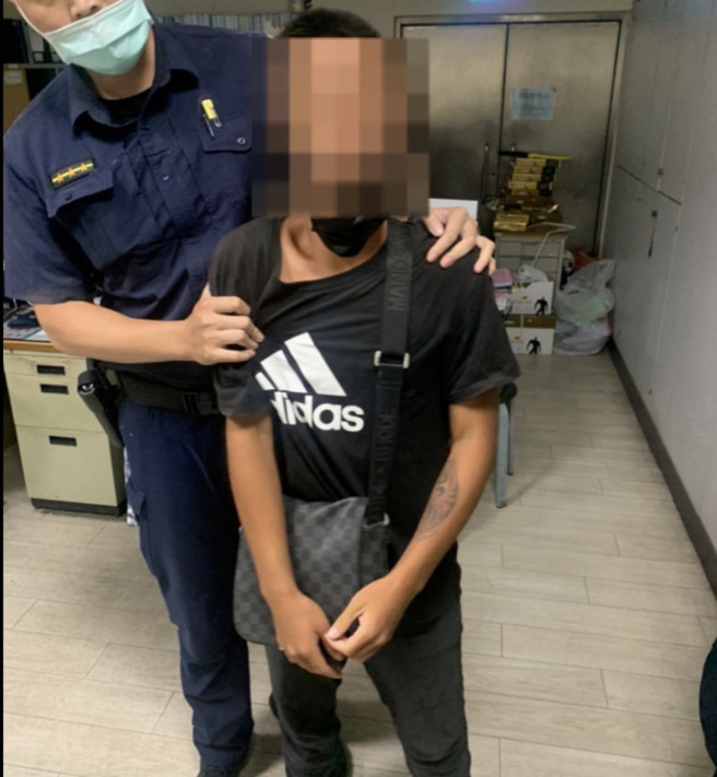 北捷淫男狂追女袭胸画面曝！她等车遭「扑倒月台抓奶」。(警方提供)