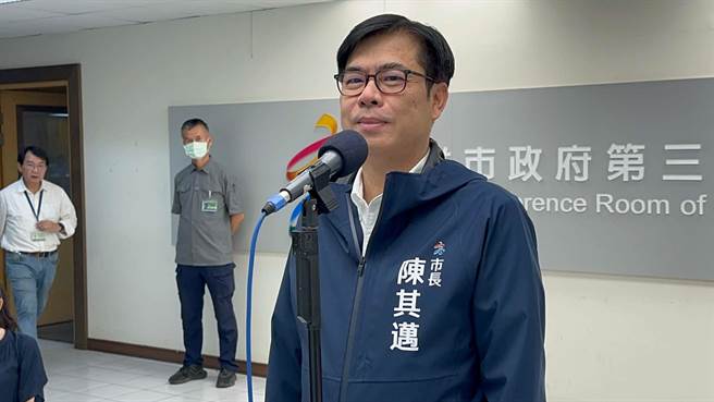 陈水扁今天下午将现身凯道请愿，高雄市长陈其迈今（2）日简短回应，这个是属于立法保留，由国会来做决定。（柯宗纬摄）