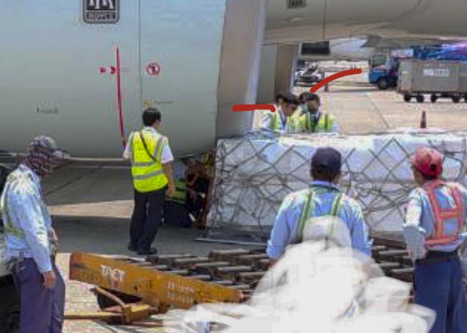 桃勤作业人员2日中午执行国泰CX494出境航班货盘卸载及拖运作业时，因盘网不慎勾到作业中之装卸车护栏，现场作业人员立即排除勾网情形。（图／翻摄自脸书《爆废公社二馆》）