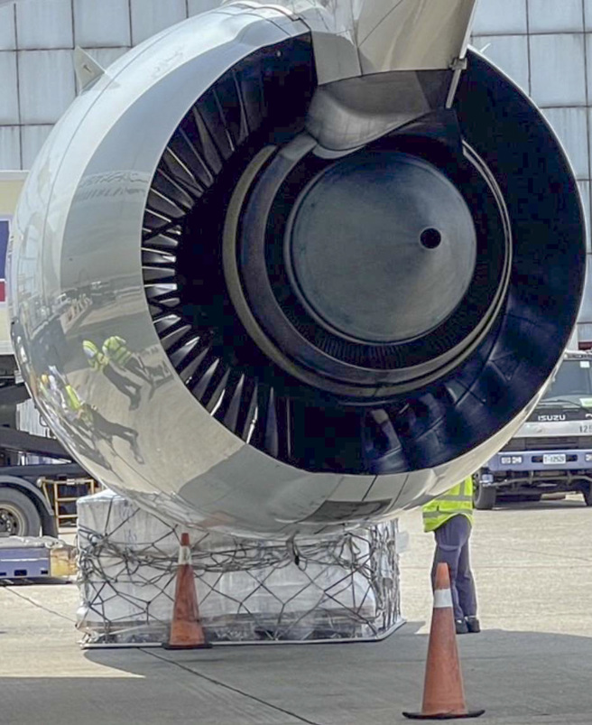 有网友拍下货物卡在飞机引勤下方的画面，直说：「完了芭比Q了」。（图／翻摄自脸书《爆废公社二馆》）