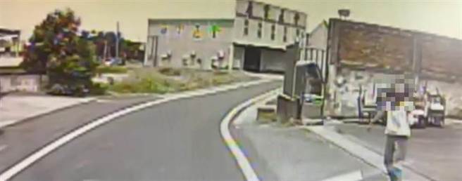 高雄市消防局2日上午接获鸟松区有工安意外，到场救护。（翻摄照片／林瑞益高雄传真）