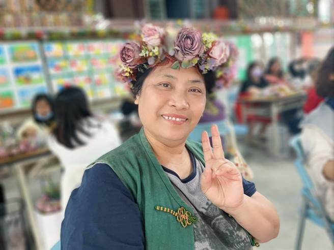 陸主香以寄養媽媽身分獲頒模範母親。(屏縣府提供)