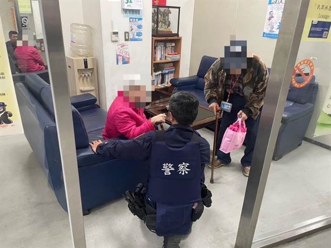 警方先带老夫妻回派出所休息。（翻摄照片／林郁平台北传真）