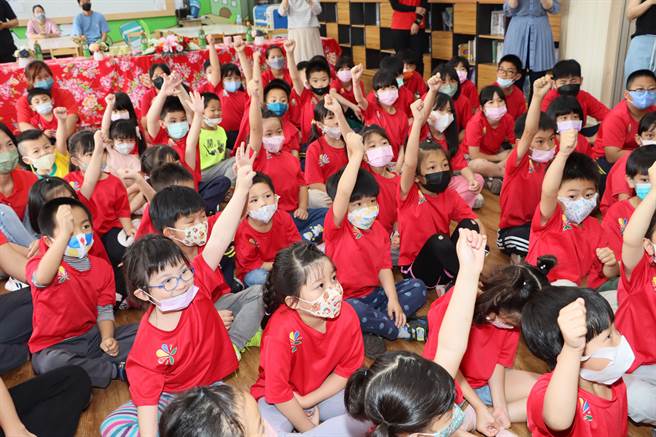小朋友们踊跃回答。（苗栗县政府提供／李京升苗栗传真）