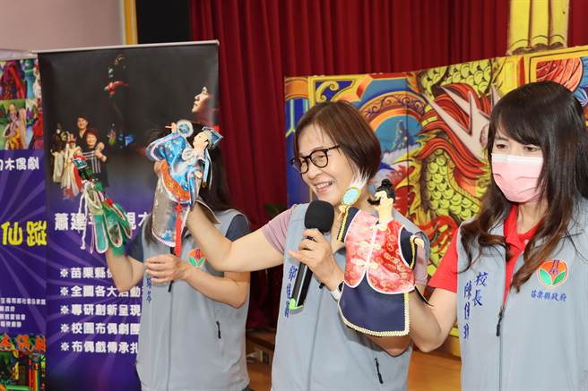 副县长邓桂菊（中）主持有奖徵答。（苗栗县政府提供／李京升苗栗传真）