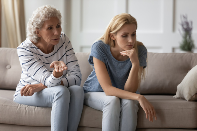 婆婆借住偷穿她内裤，抓包反呛「穿一下会怎样」，人妻气炸。（示意图／Shutterstock）