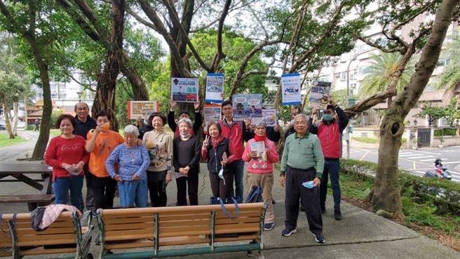 南港分局为加强长者安全用路观念，经常到公园或社区进行宣导。（翻摄照片／林郁平台北传真）