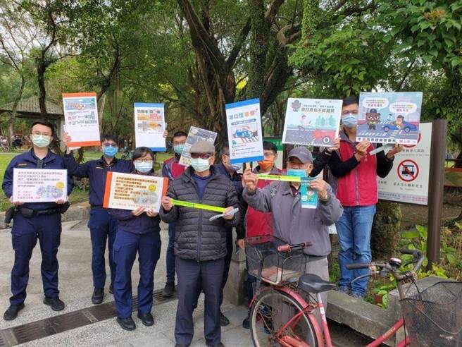 南港分局为加强长者安全用路观念，经常到公园或社区进行宣导。（翻摄照片／林郁平台北传真）