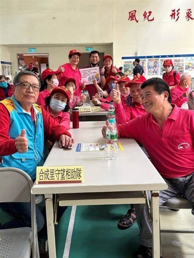 南港分局为加强长者安全用路观念，经常到公园或社区进行宣导。（翻摄照片／林郁平台北传真）