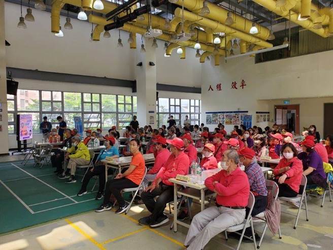 南港分局为加强长者安全用路观念，经常到公园或社区进行宣导。（翻摄照片／林郁平台北传真）