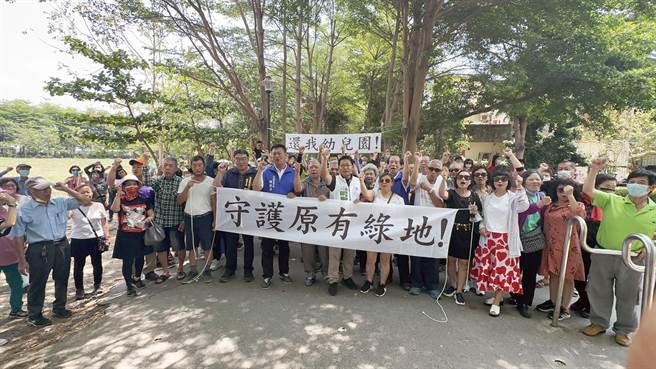 200多名台南市仁德区民眾齐聚仁德正义公园，抗议该处幼儿园新设案遭「黑箱撤案」。（洪荣志摄）