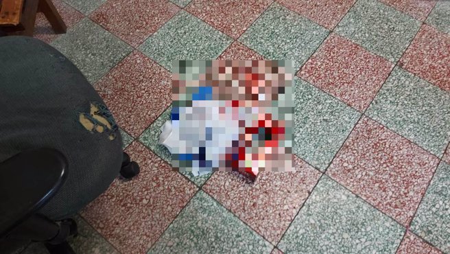 行凶现场可见吴男有出血情形。（新北市警察局提供／徐佑升新北传真）