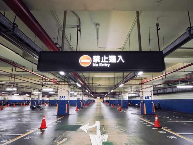 一名网友日前在路边看到只有两格停车格的收费停车场。（图／示意图，达志影像）