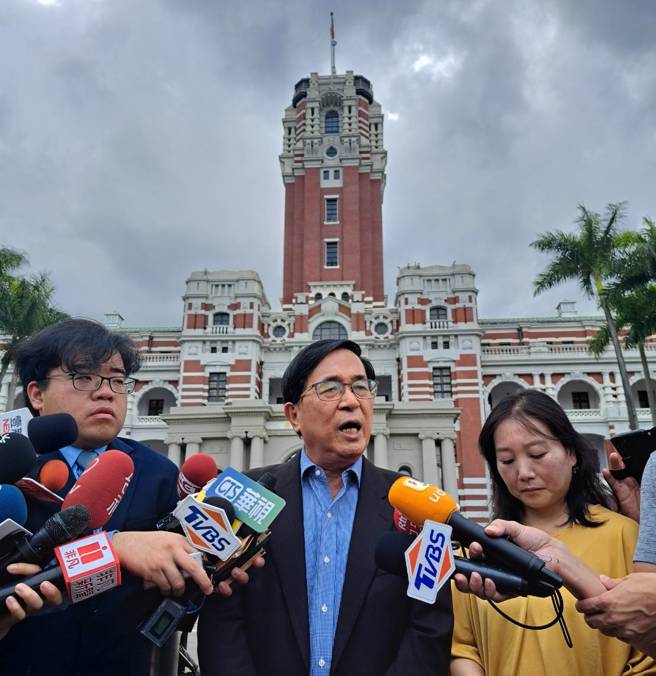 前總統陳水扁2日現身凱道，向總統府、行政院及立法院四大黨團提出訴求，針對「公職人員選舉罷免法修正草案」涉及違反比例原則一事，提出他生平第一次的請願訴求。（陳君瑋攝）