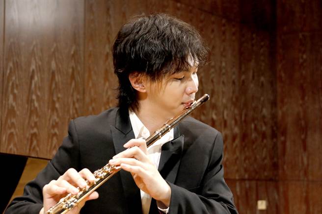 旅法长笛家杨智越从巴黎学成返台，烫了一头卷髮，颇有韩国名星的模样，新髮型、新出发。他表示，未来音乐人生不设限。（新象艺术提供）