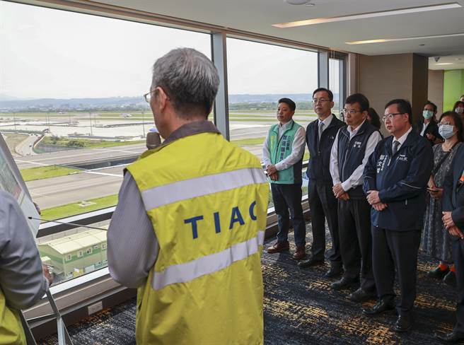 行政院副院长郑文灿（右一）2日上午前往台北诺富特华航桃园机场饭店9楼交谊厅，视察第三航站区主体航厦土建工程并听取简报，对于星宇航空董事长张国炜说第3航厦进度落后，以及第3航厦的分配问题，他表示，目前整体进度超过46％，没有落后，也强调未来第三航厦航空公司分配不会用联盟方式区分。（陈麒全摄）