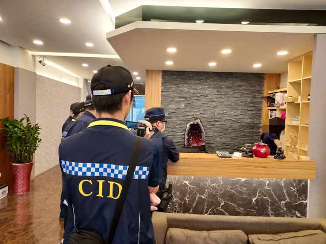 林口分局全面清查轄區內當舖業、中古車行、資產管理、開發公司、宮廟及神將會等場所共22處。（簡銘柱翻攝）