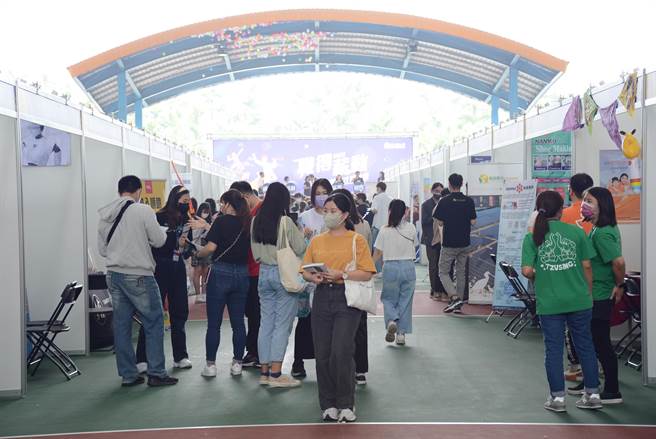 屏东最大就业博览会6日登场，80厂商提供上千职缺。(林和生摄)
