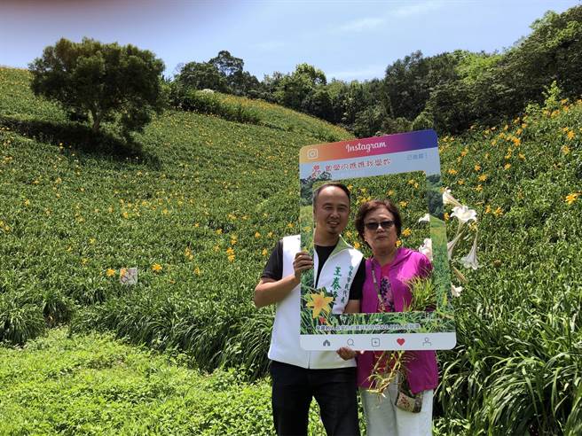 台东知本乐山金针花预计在下周盛开，台东市民代表王泰捷（左）呼吁民眾把握机会上山赏花。（蔡旻妤摄）