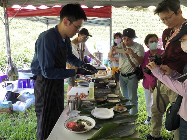 台东知本乐山金针花预计下周盛开，农粮署东区分署今天在台东天山农场推广金针。（蔡旻妤摄）