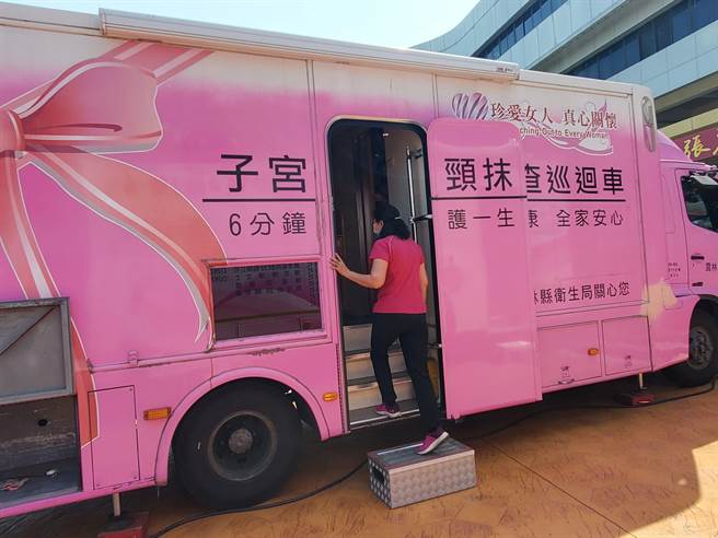 云林县府带头鼓励女员工受检，2日有2辆筛检车驻点县府大门。（周丽兰摄）