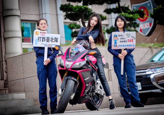 大同分局員警與重機女神Sofia合影宣導。（簡銘柱翻攝）