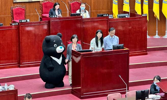 台北市政府吉祥物「熊讚」遭到民进党议员陈怡君质疑「太懒了」，今年至今平均每个月行程不到5个，应该多多出来参与活动，收入则作为台湾黑熊的保育与宣传经费。（丁上程摄）
