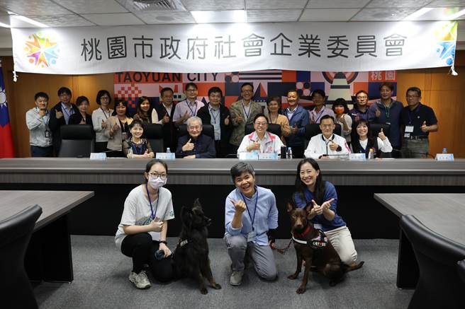 桃园市长张善政今天主持「桃园市政府社会企业委员会112年第1次会议」。(青年局提供／吕筱蝉桃园传真)