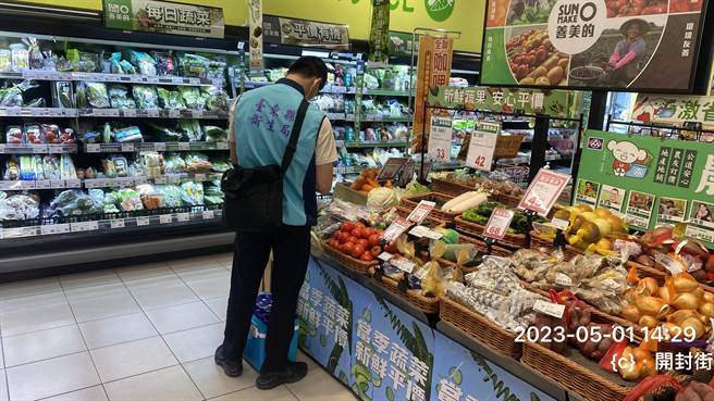 好市多販售Kirkland Signature科克蘭冷凍三種綜合莓被驗出A肝病毒，台東縣衛生局查核縣內食品通路。（台東縣衛生局提供／蔡旻妤台東傳真）