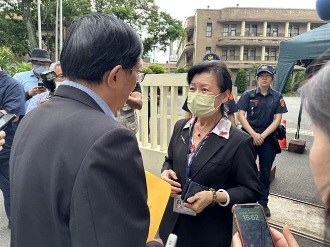 陈水扁今北上凯道，赴总统府、行政院、立法院各党团，针对政院版《公职人员选举罢免法》修正草案规定洗钱定谳将褫夺参政权终身是否违宪问题请愿。（黄婉婷摄）