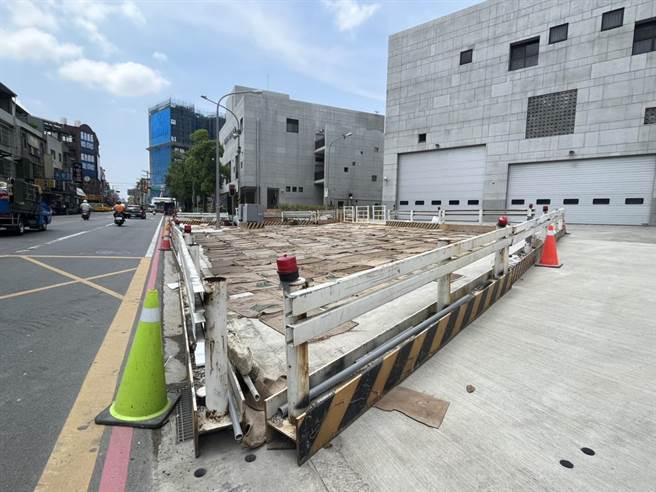大湳消防分隊前廣場因夯土流失導致地層下陷，改善工程進入尾聲，目前處於地坪養護階段，預計5月中旬就能完成並開放。（陳夢茹攝）