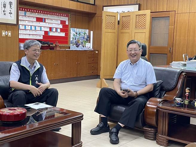 台电屏东区处长饶佑祯(左)拜会屏东地检署检察长陈盈锦，期待强化窃电连繫平台合作网络。(台电提供)