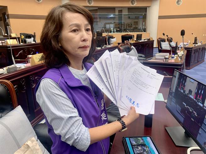 县议员张美慧反映美崙山公共设施改善案，县府发22张公文书往返，至今仍然未获解决，行政效率之差。（王志伟摄）