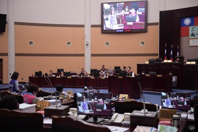 县议员张美慧提出花莲美崙山公共设施两案件至今未获回应，民政处长明良臻答询仍含糊不清。（王志伟摄）