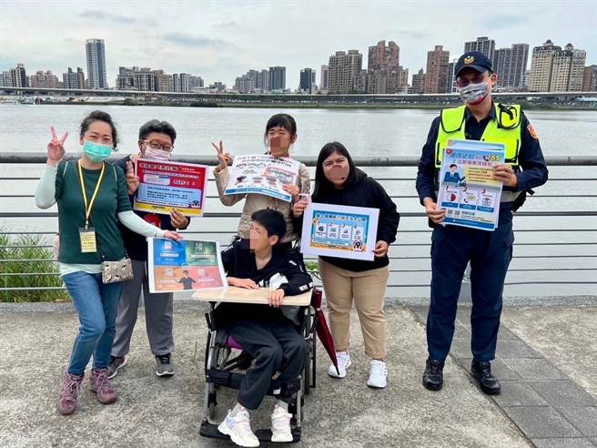 北市警保安大队宣导别误入税务诈骗的陷阱。（警方提供）