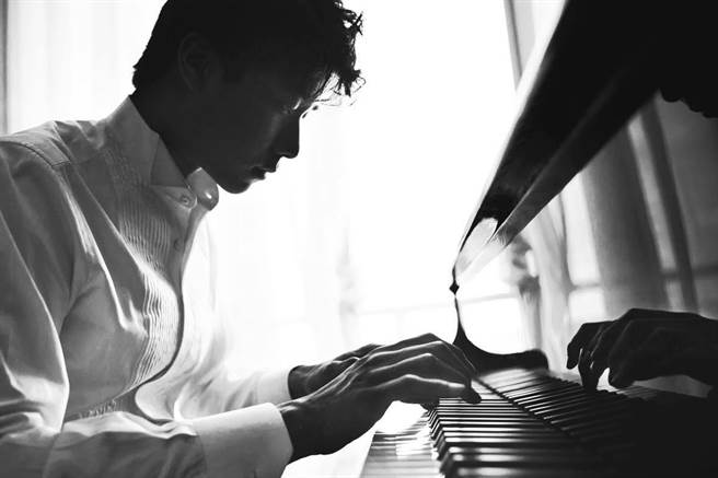 鲁宾斯坦钢琴大赛银奖得主、近年返台于台北市立大学音乐系任教的钢琴家林易，和台湾听眾有了更多互动，他表示，观眾是音乐会重要的一环，心中有观眾的他，特别设计了一套曲目，连结味觉料理记忆，让聆听音乐时能有更多想像力。（Sophie Zhai摄，林易提供）