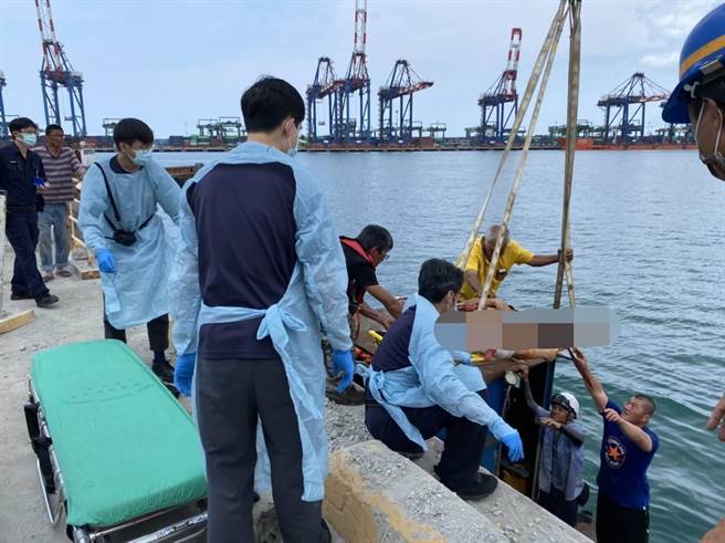 基隆港务警察总队台北中队今(2日)中午获报，陈姓挖土机操作员在台北港东15码头的工作船施工时，因操作靠岸时不慎连同挖土机一同坠海，紧急救起送医后不治身亡，详细事故原因仍有待厘清。(黄敬文翻摄)